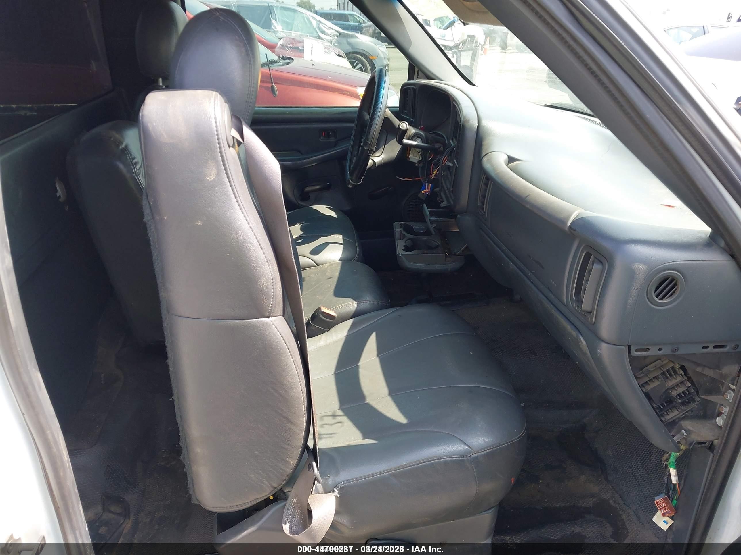 2000 Chevrolet Silverado 2500   White vin: 1GCGK24U5YZ268938