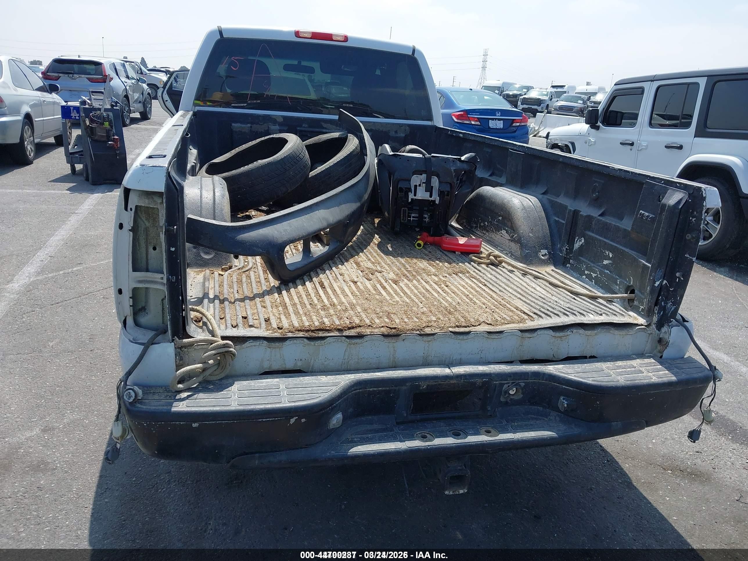 2000 Chevrolet Silverado 2500   White vin: 1GCGK24U5YZ268938