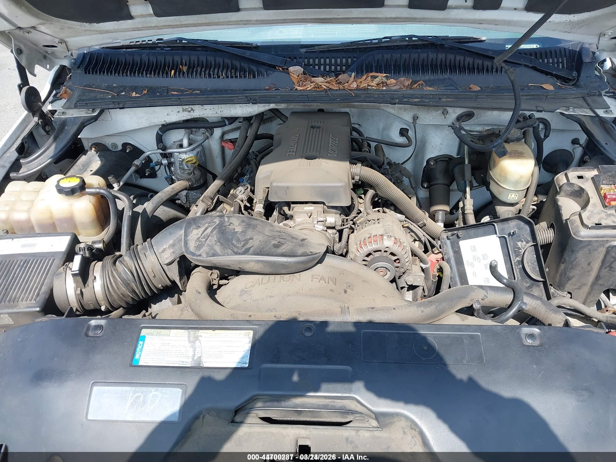 2000 Chevrolet Silverado 2500   White vin: 1GCGK24U5YZ268938