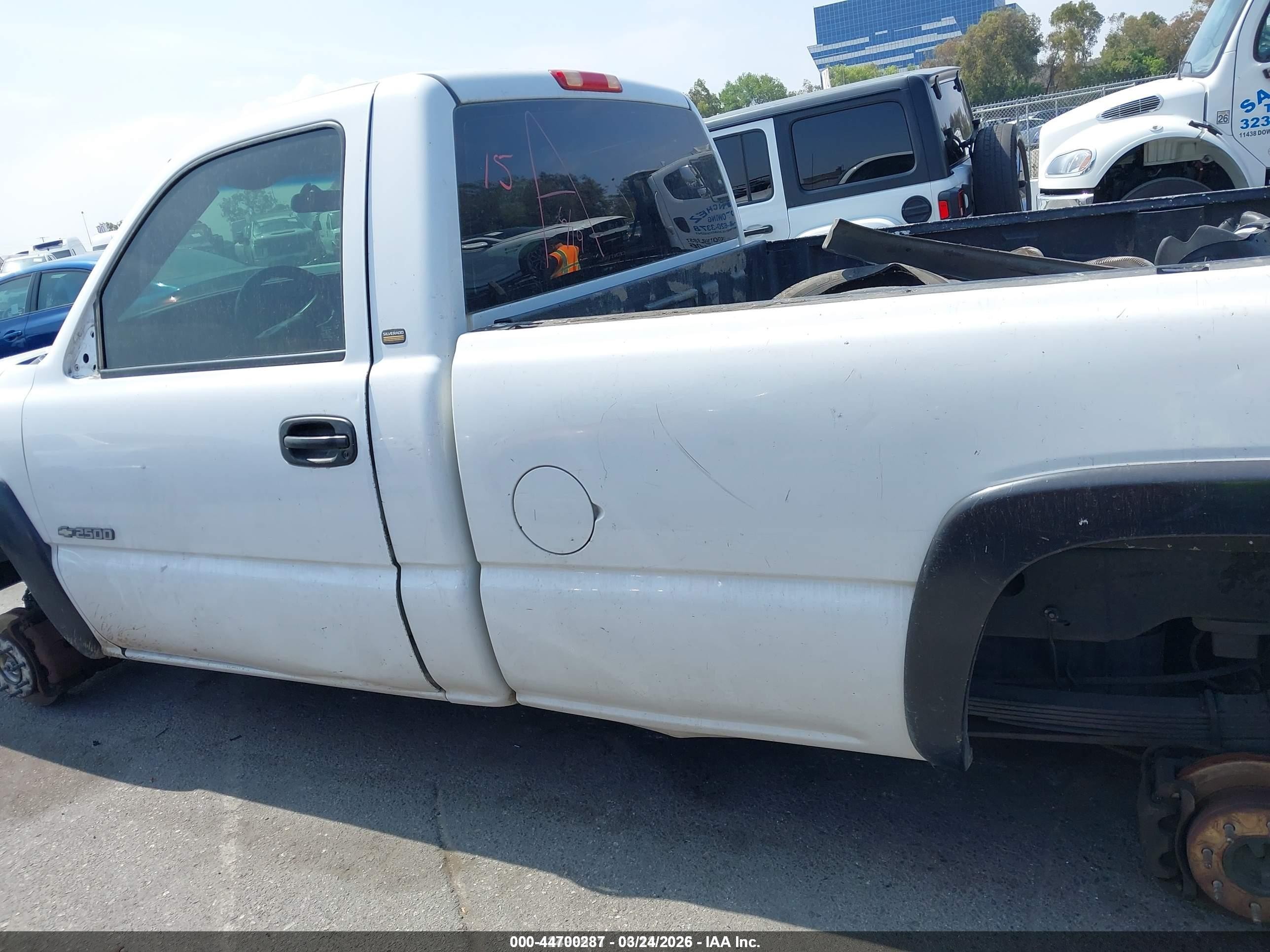 2000 Chevrolet Silverado 2500   White vin: 1GCGK24U5YZ268938
