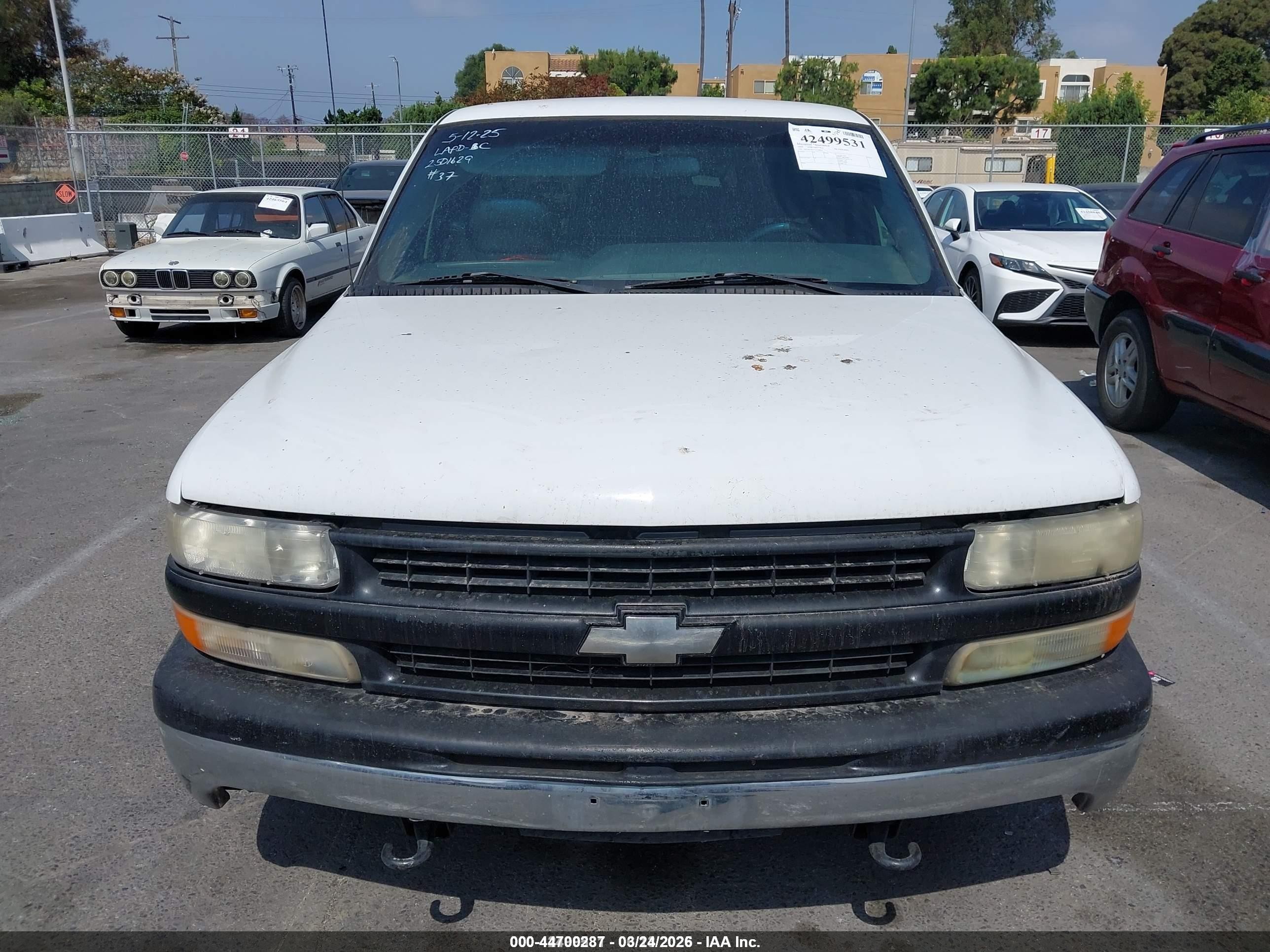 2000 Chevrolet Silverado 2500   White vin: 1GCGK24U5YZ268938