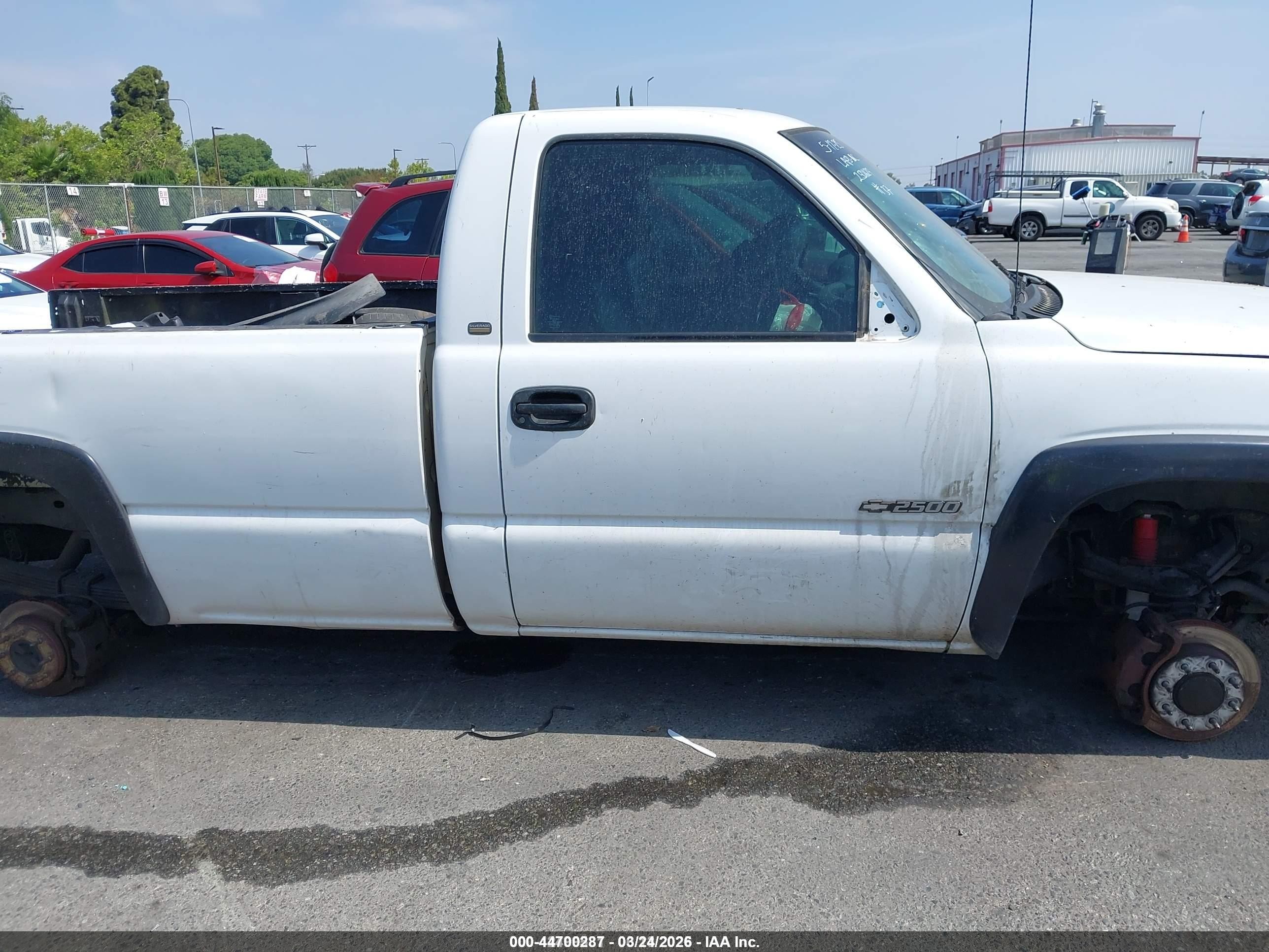 2000 Chevrolet Silverado 2500   White vin: 1GCGK24U5YZ268938