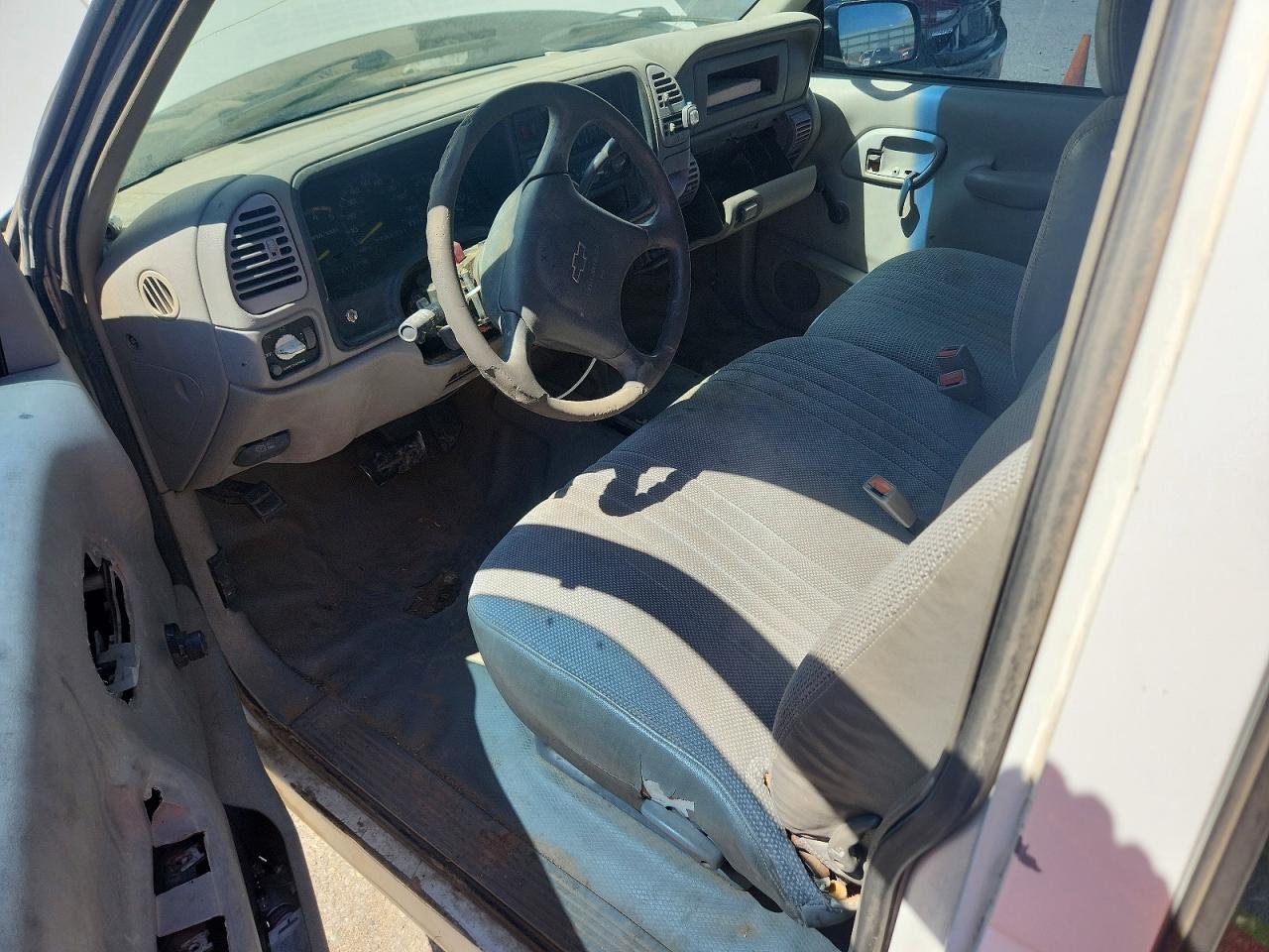 2000 Chevrolet Gmt-400 K2500 White vin: 1GCGK29F3YF512646