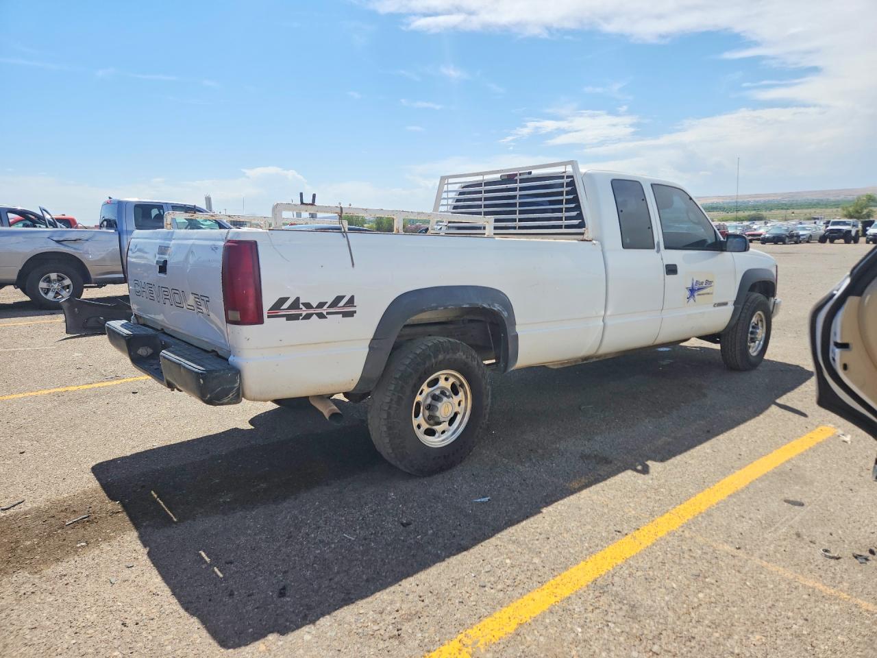 2000 Chevrolet Gmt-400 K2500 White vin: 1GCGK29F3YF512646