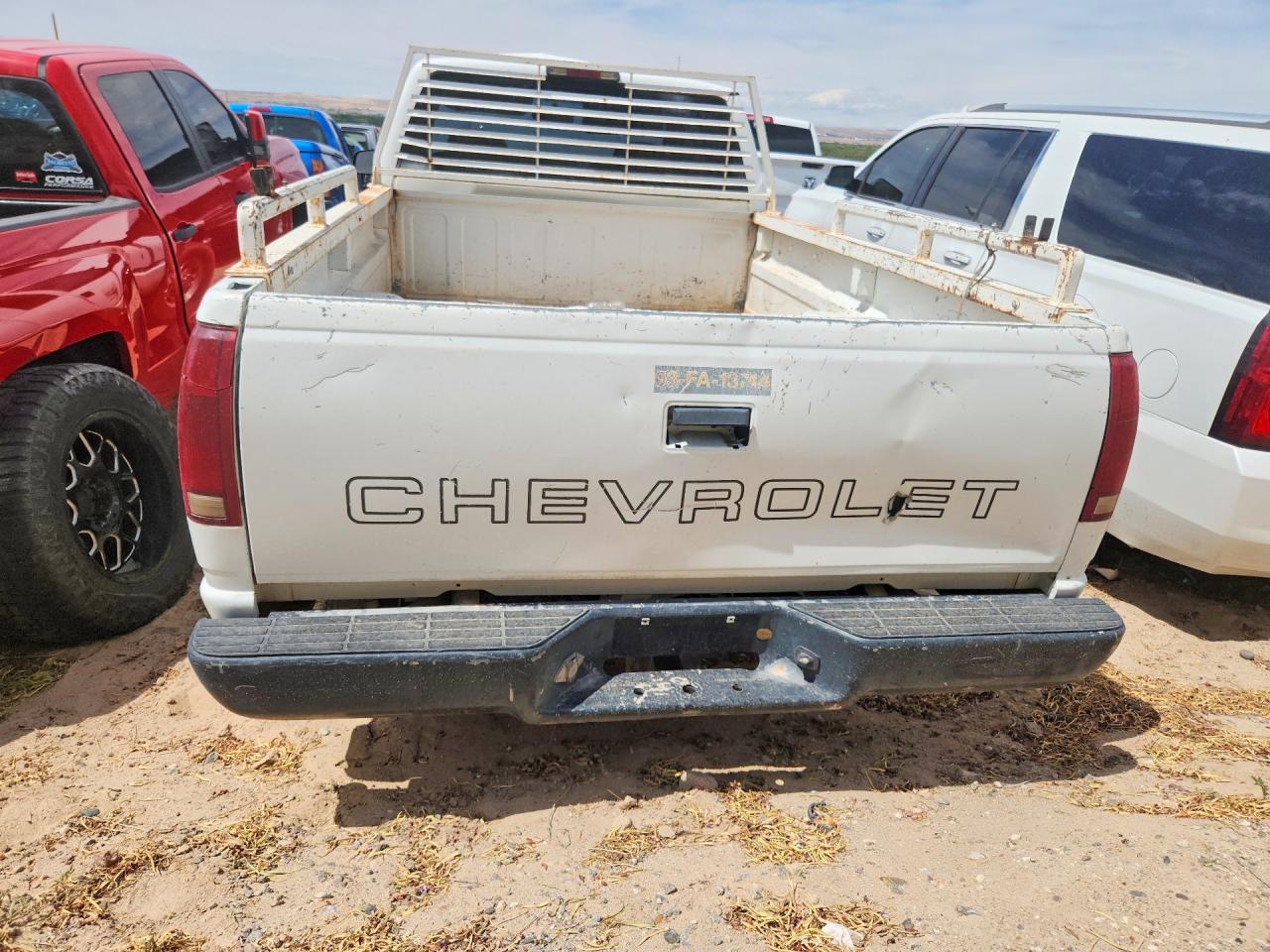 2000 Chevrolet Gmt-400 K2500 White vin: 1GCGK29F3YF512646
