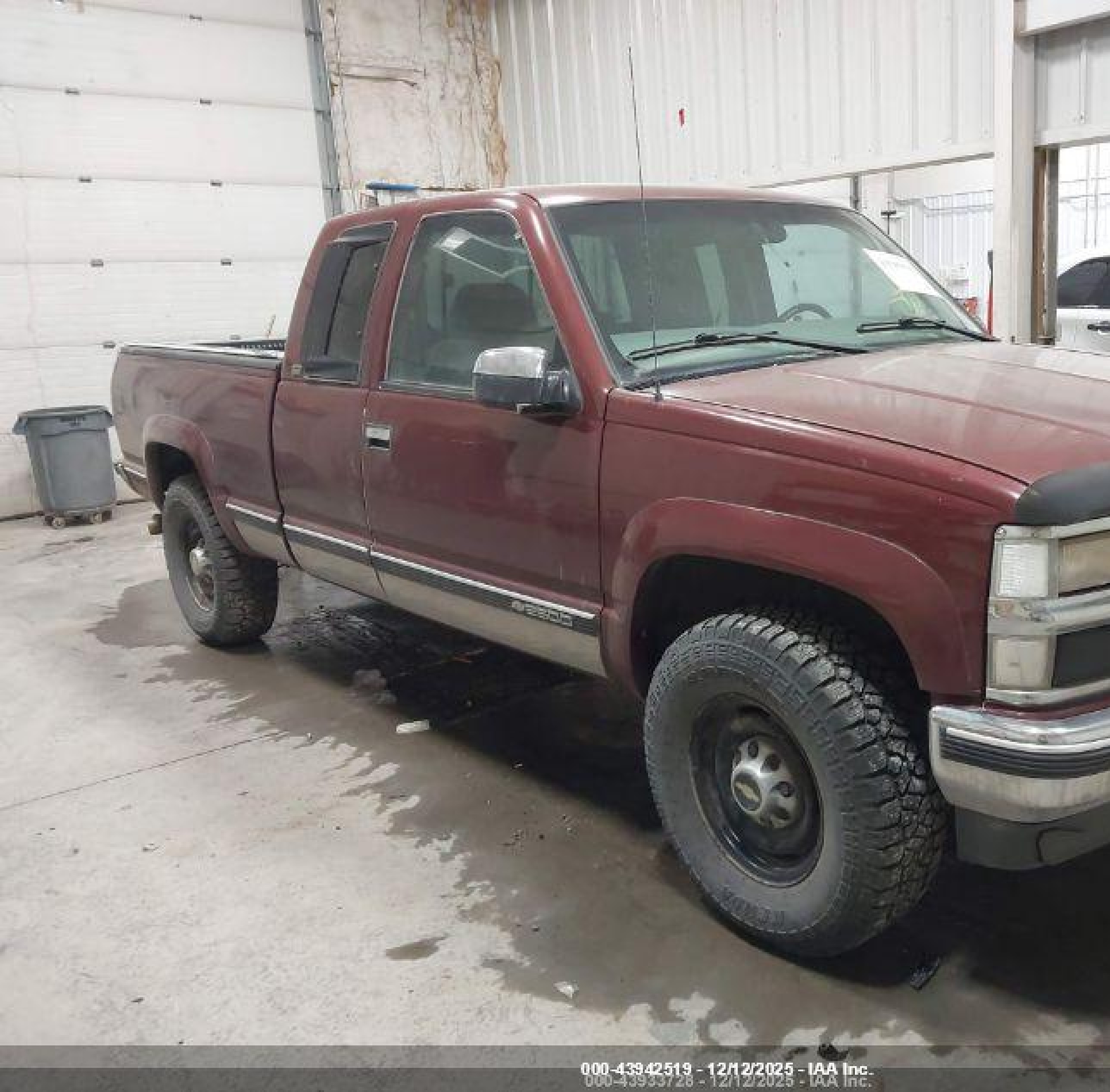 1997 Chevrolet K2500   Maroon vin: 1GCGK29R3VE166609