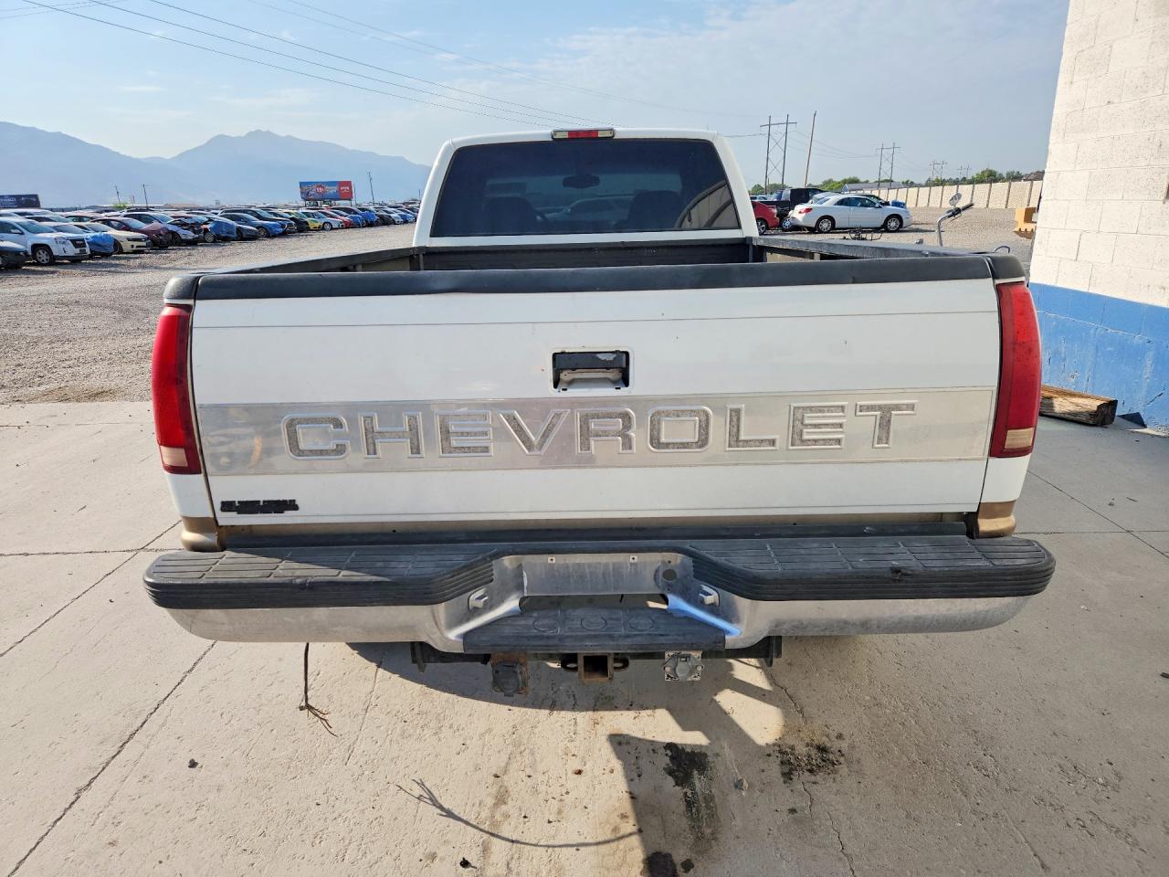 1997 Chevrolet Gmt-400 K2500 White vin: 1GCGK29R4VE244489