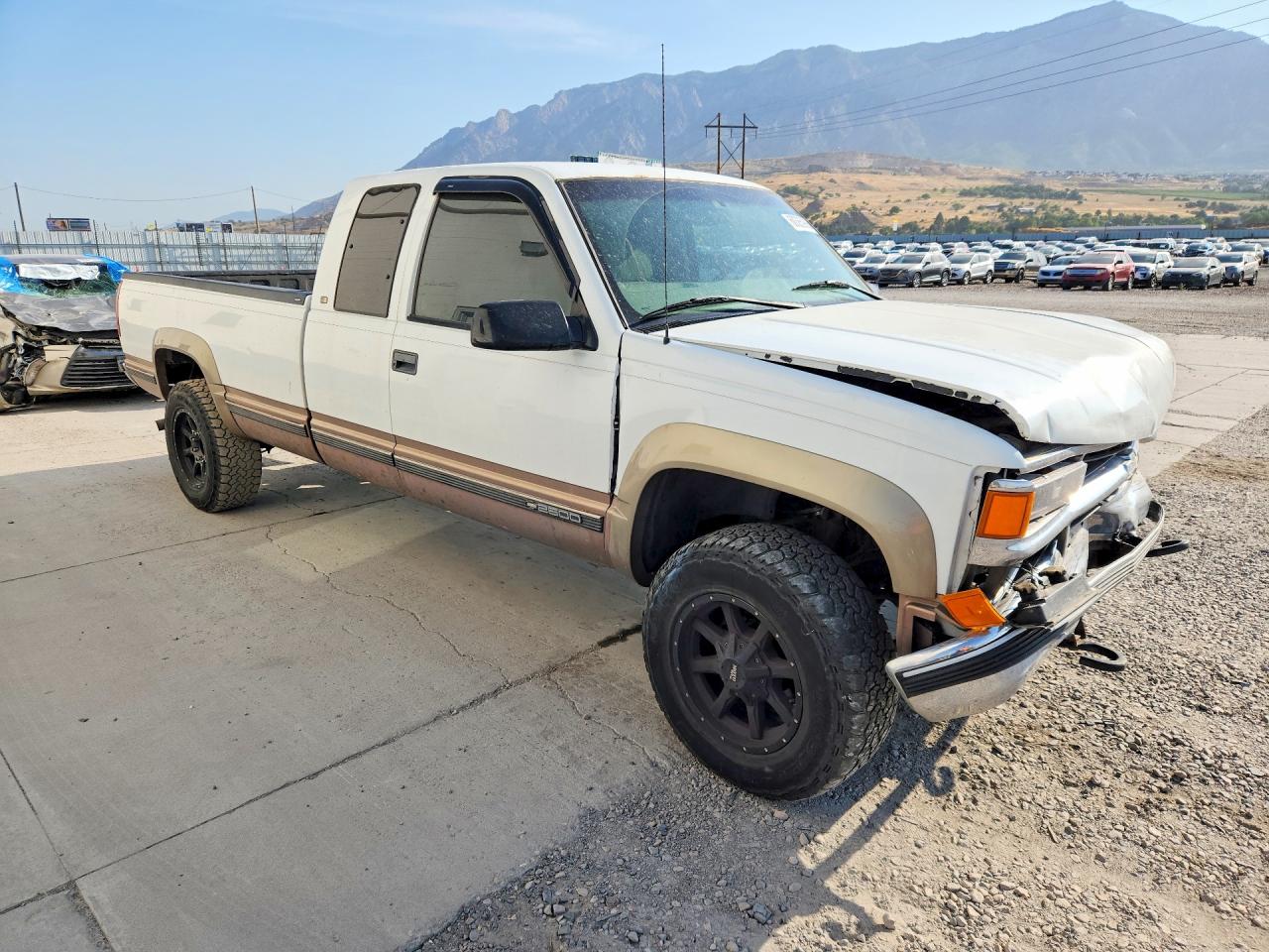 1997 Chevrolet Gmt-400 K2500 White vin: 1GCGK29R4VE244489