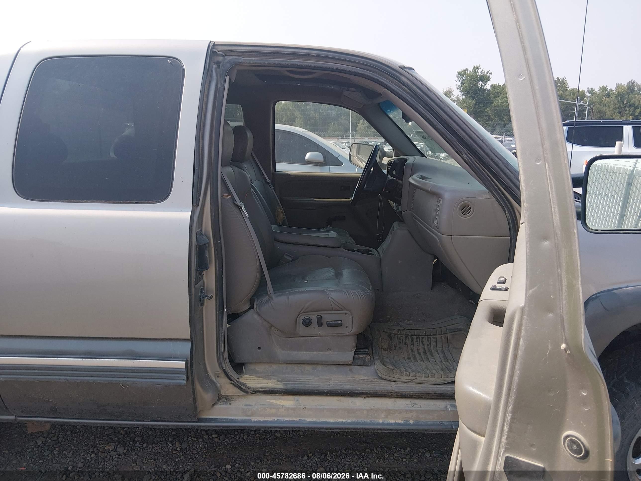 2000 Chevrolet Silverado K2500 Silver vin: 1GCGK29UXYE248653