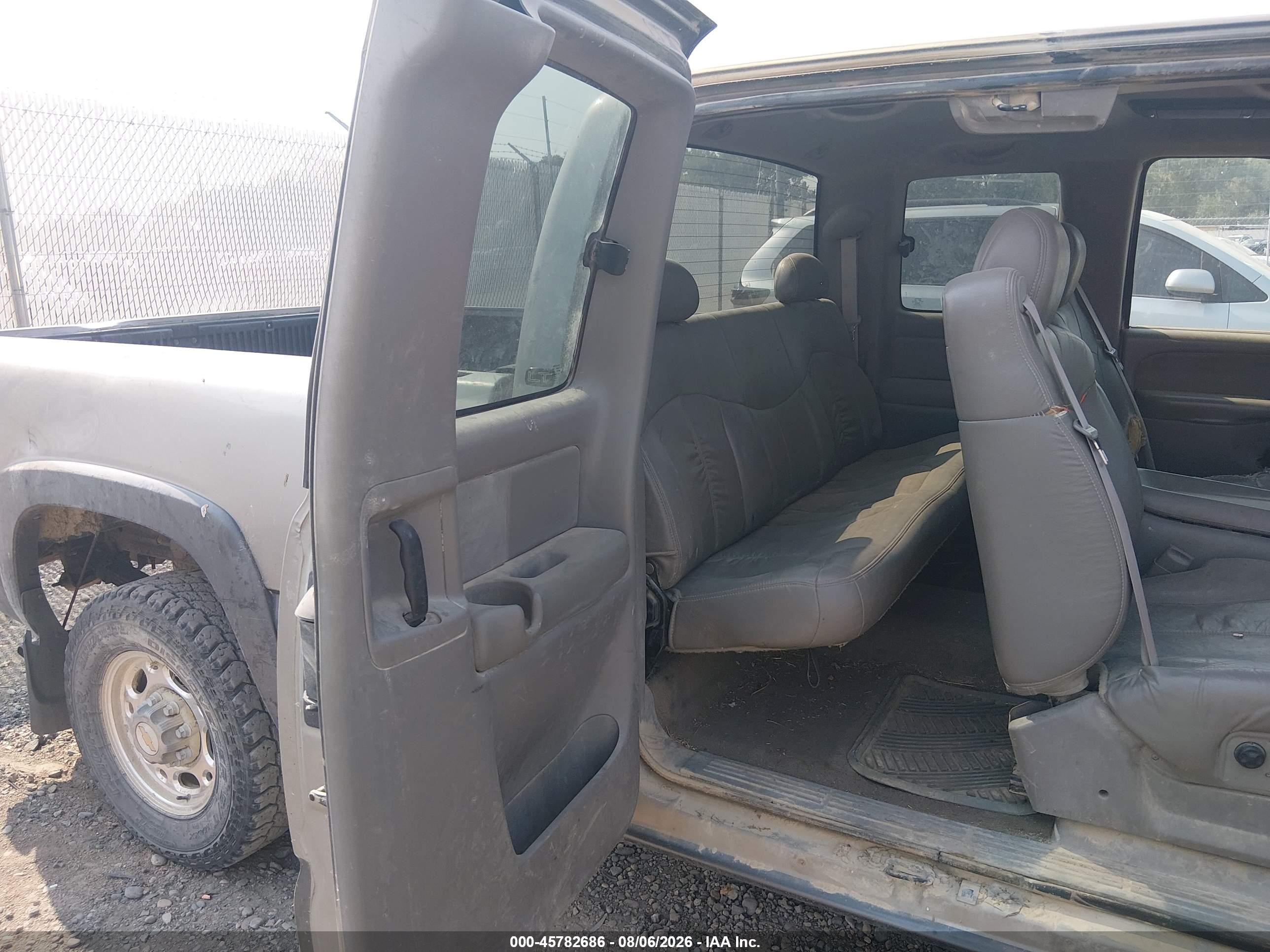 2000 Chevrolet Silverado K2500 Silver vin: 1GCGK29UXYE248653