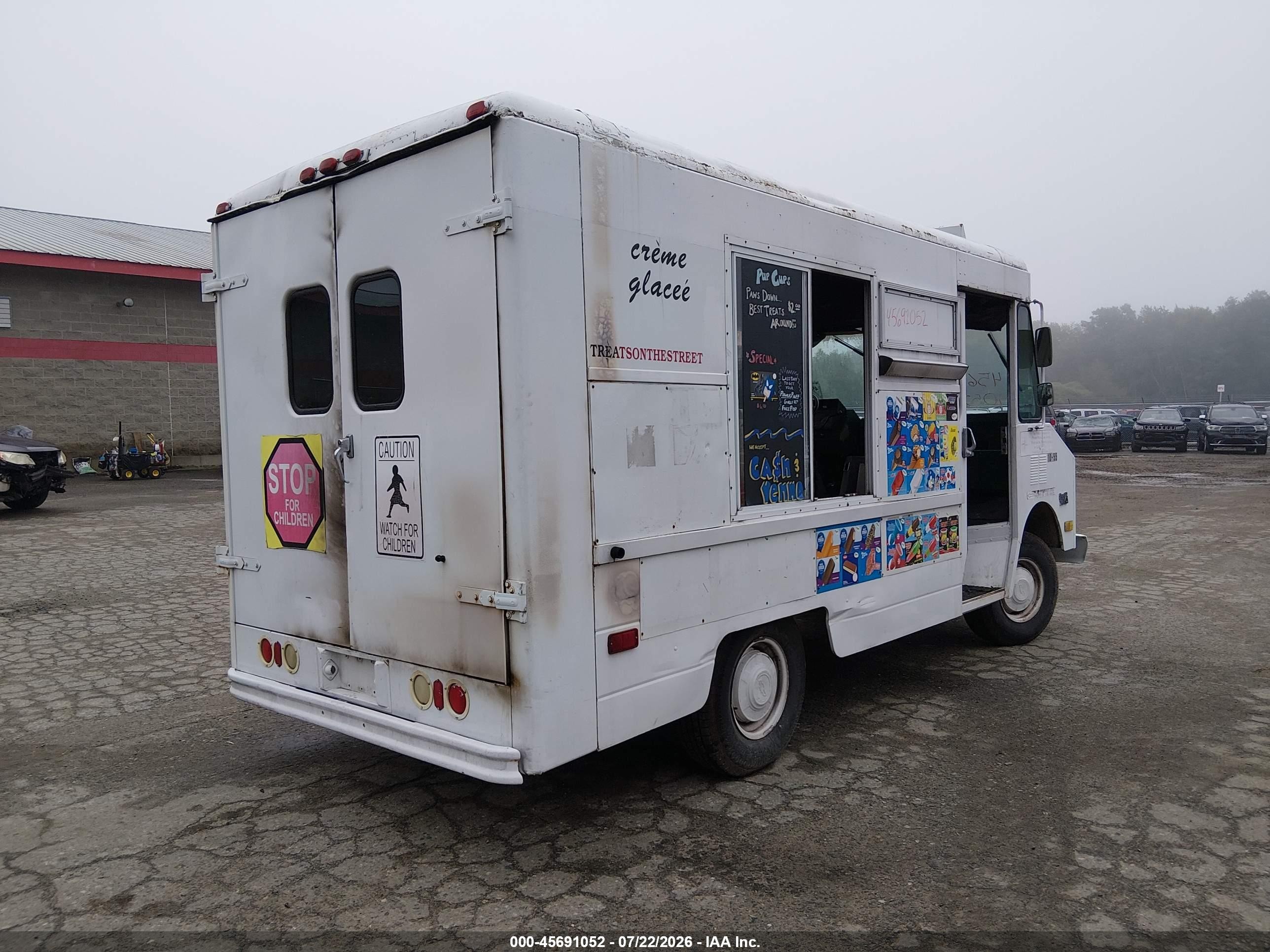 1992 Chevrolet P30   White vin: 1GCGP32K2N3317424