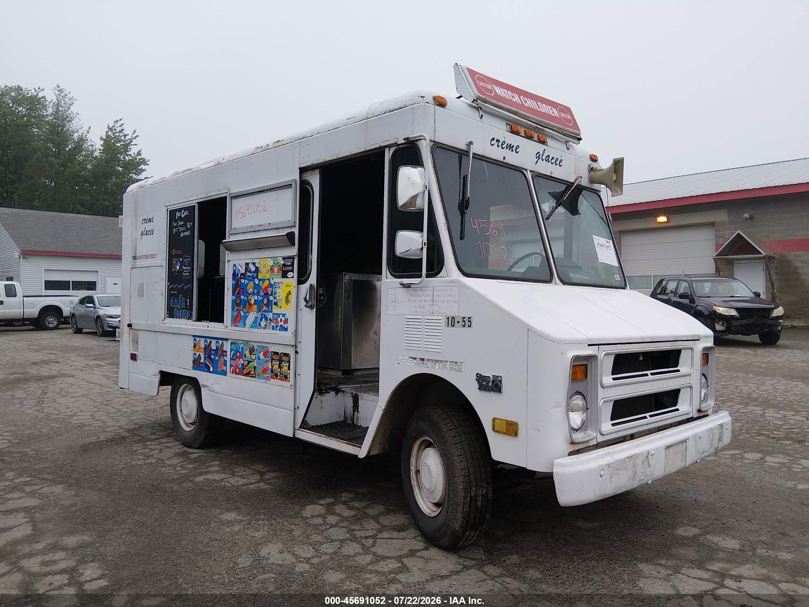 1992 Chevrolet P30   White vin: 1GCGP32K2N3317424