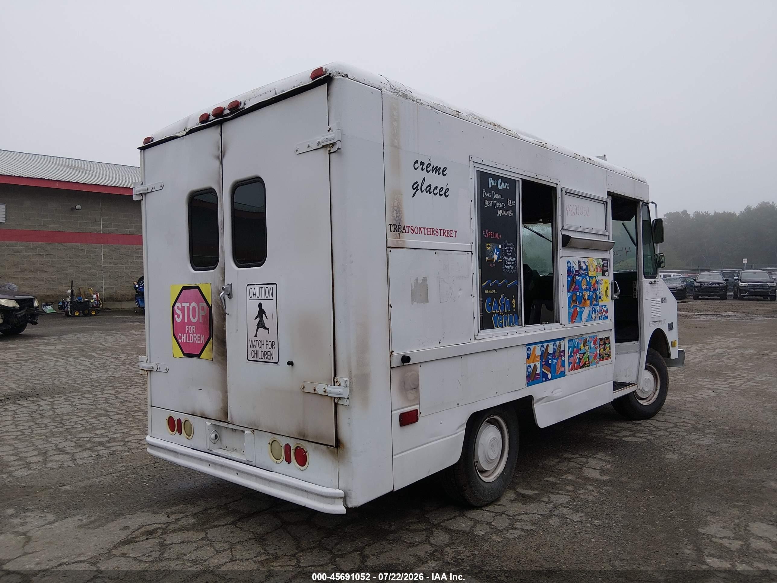 1992 Chevrolet P30   White vin: 1GCGP32K2N3317424