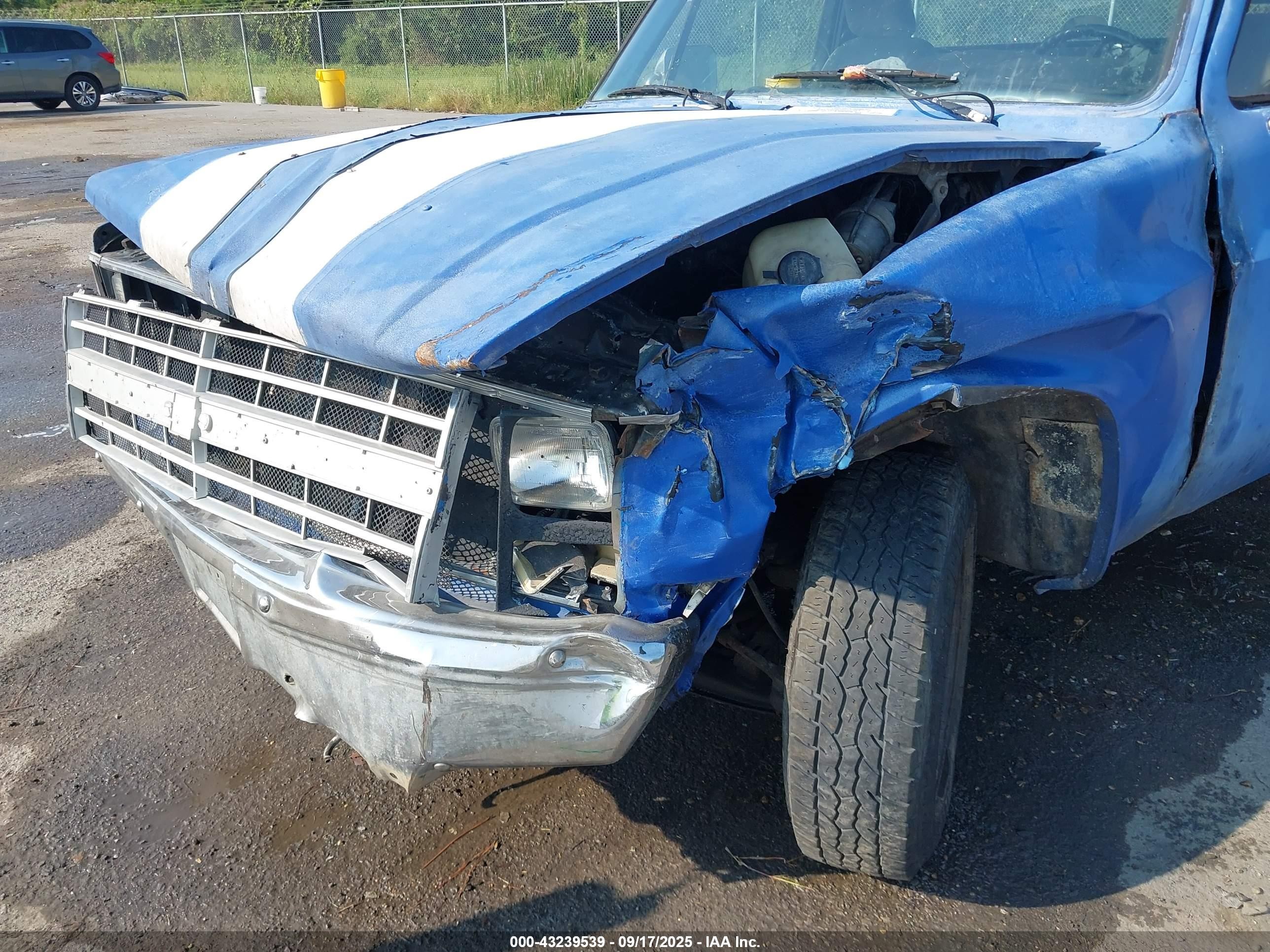1987 Chevrolet R20   Blue vin: 1GCGR24K2HF396971