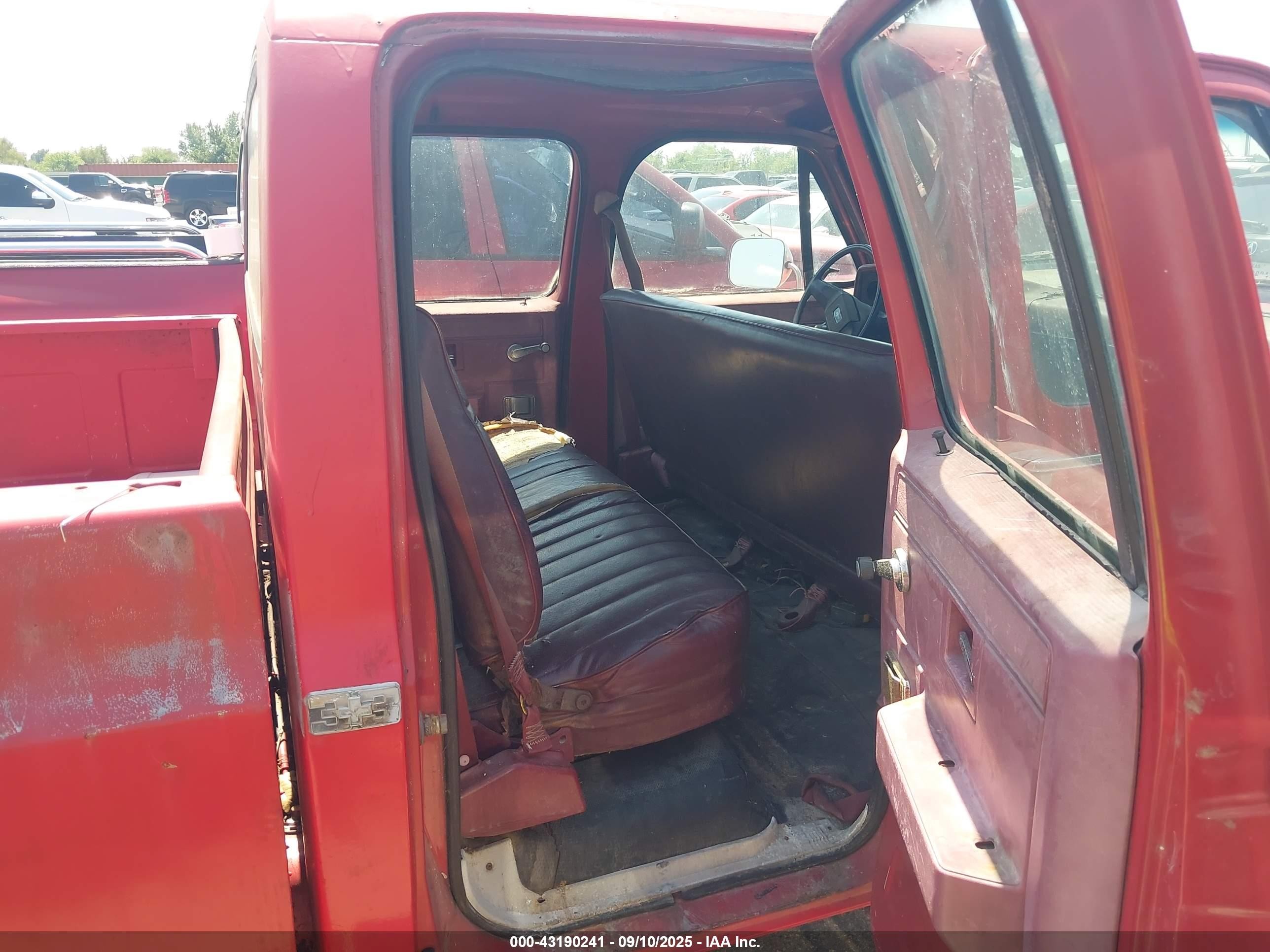 1990 Chevrolet R3500   Red vin: 1GCGR33K9LF305615