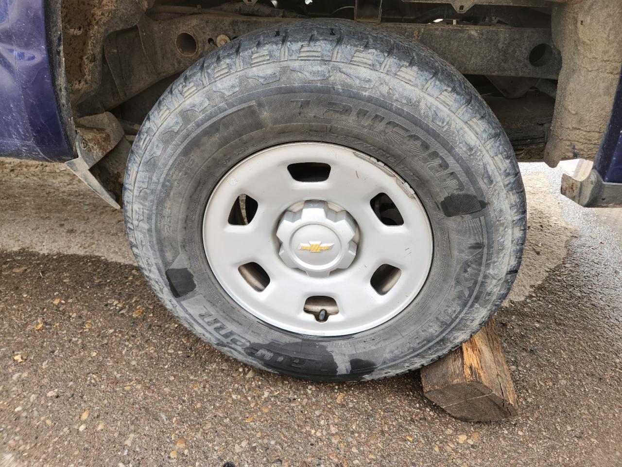 2015 Chevrolet Colorado Blue vin: 1GCGSAEA2F1261424 Damage: Left Rear Tire, Worn, Replacement Required