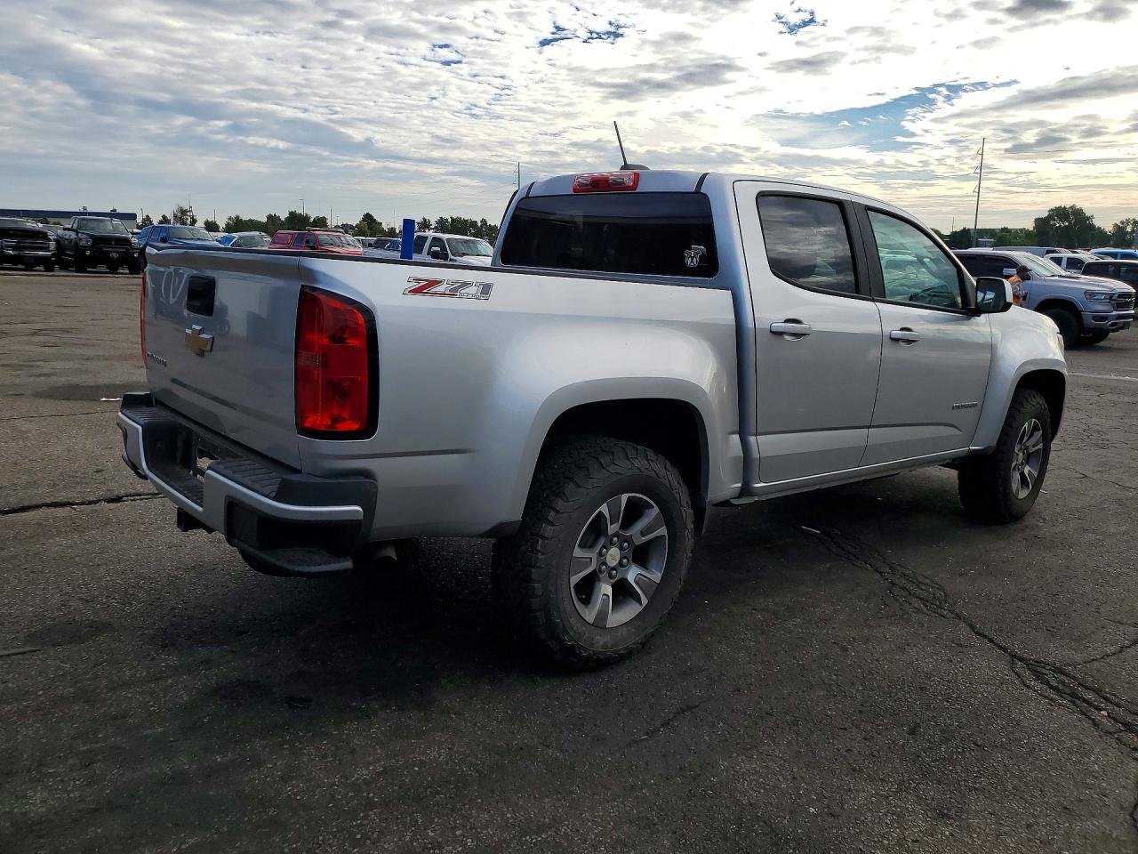 2015 Chevrolet Colorado Z71 Серебряный vin: 1GCGTCE37F1251904
