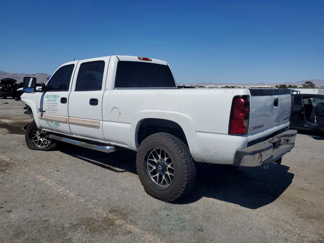 2004 Chevrolet Silverado C2500 Heavy Duty White vin: 1GCHC231X4F147794