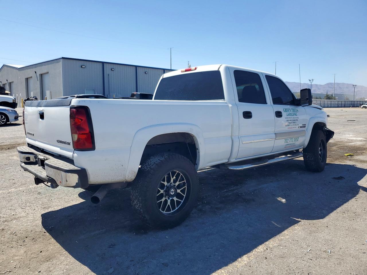 2004 Chevrolet Silverado C2500 Heavy Duty White vin: 1GCHC231X4F147794