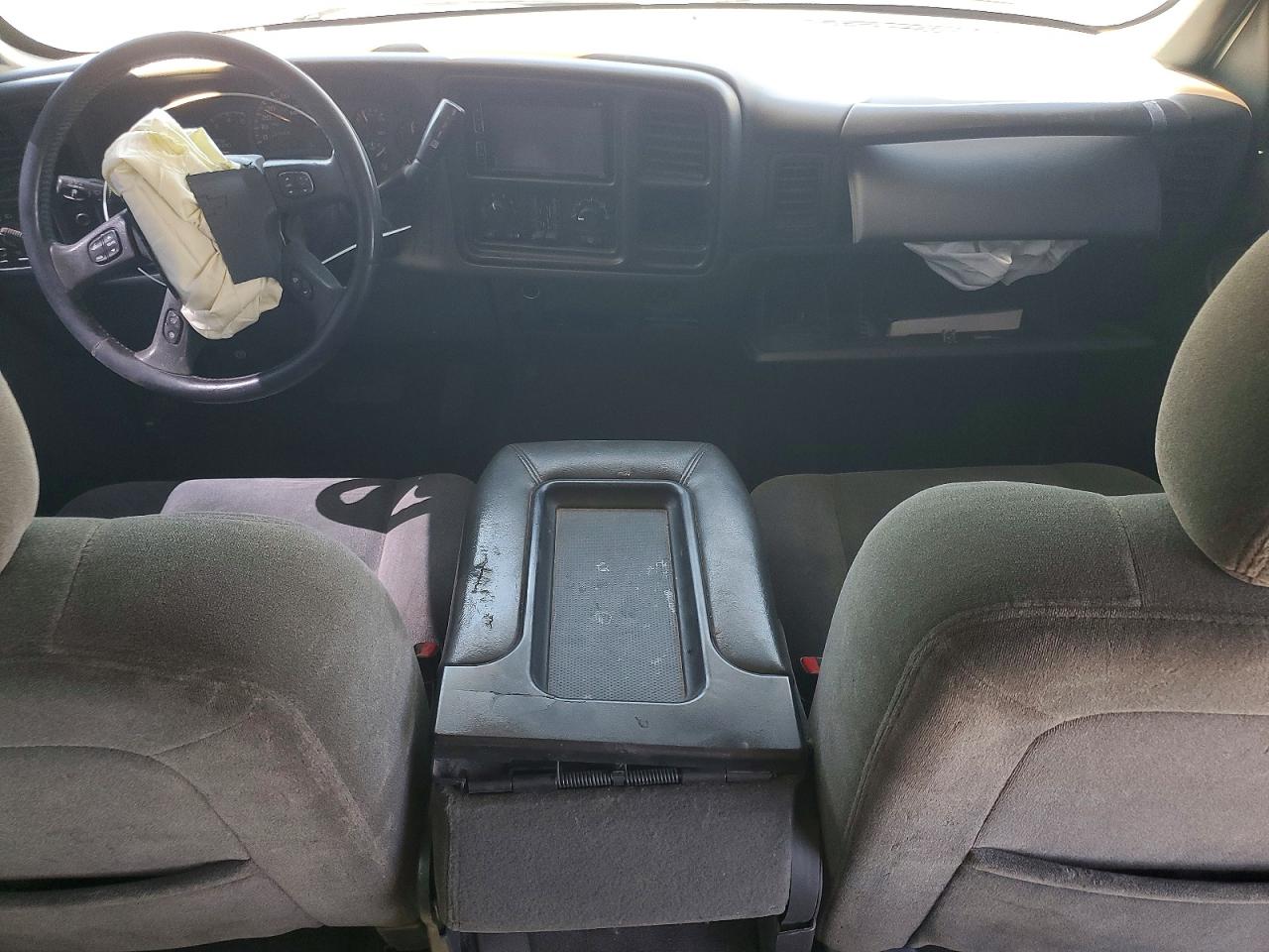 2004 Chevrolet Silverado C2500 Heavy Duty White vin: 1GCHC231X4F147794