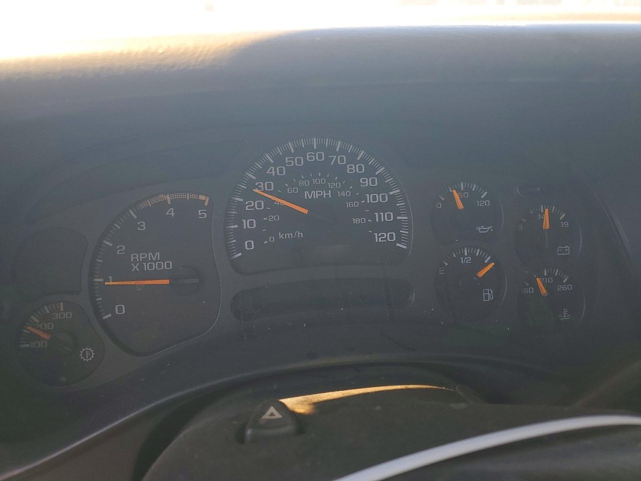 2004 Chevrolet Silverado C2500 Heavy Duty White vin: 1GCHC231X4F147794