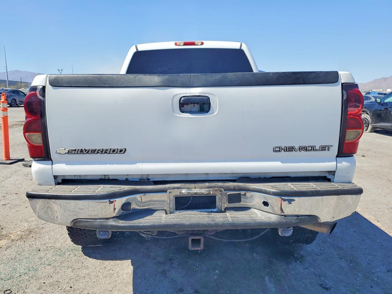 2004 Chevrolet Silverado C2500 Heavy Duty White vin: 1GCHC231X4F147794