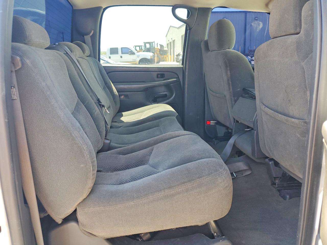 2004 Chevrolet Silverado C2500 Heavy Duty White vin: 1GCHC231X4F147794