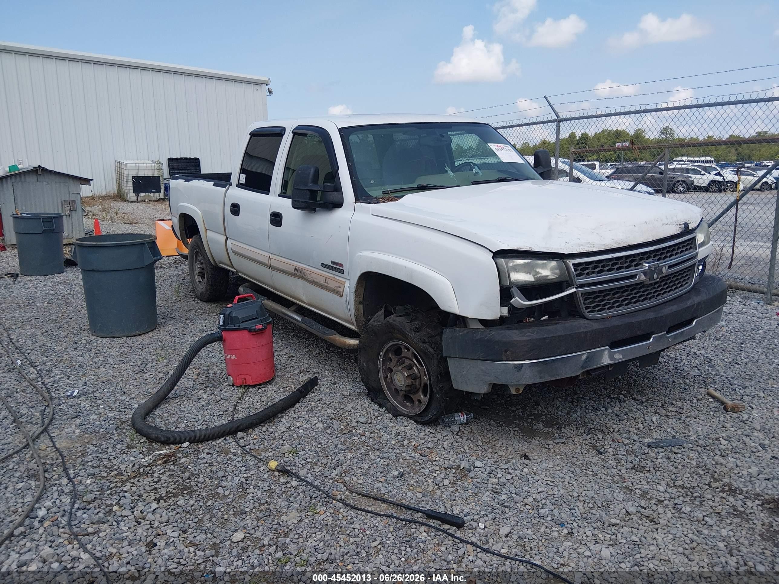 2005 Chevrolet Silverado 2500hd Ls White vin: 1GCHC23225F884272