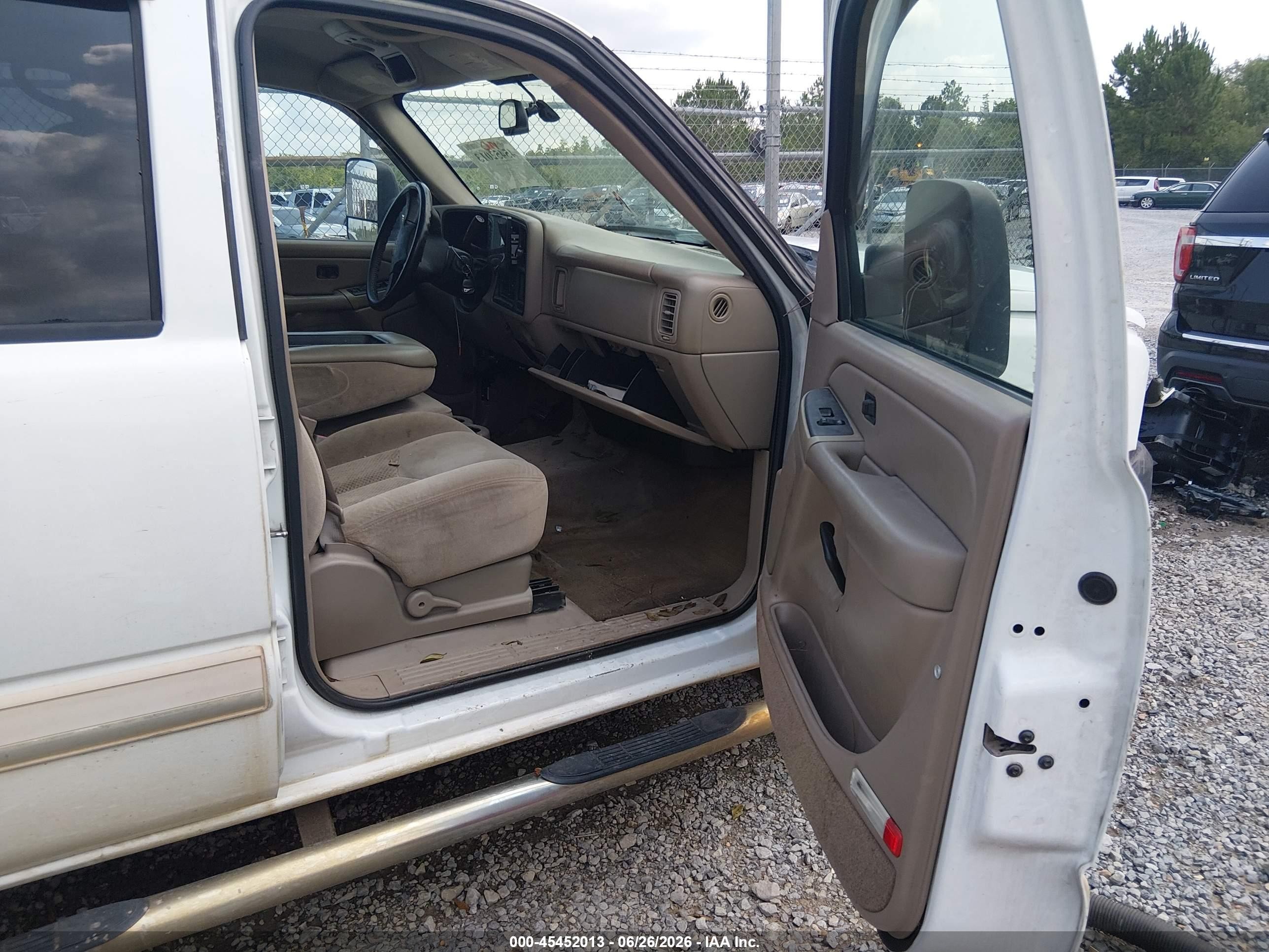 2005 Chevrolet Silverado 2500hd Ls White vin: 1GCHC23225F884272