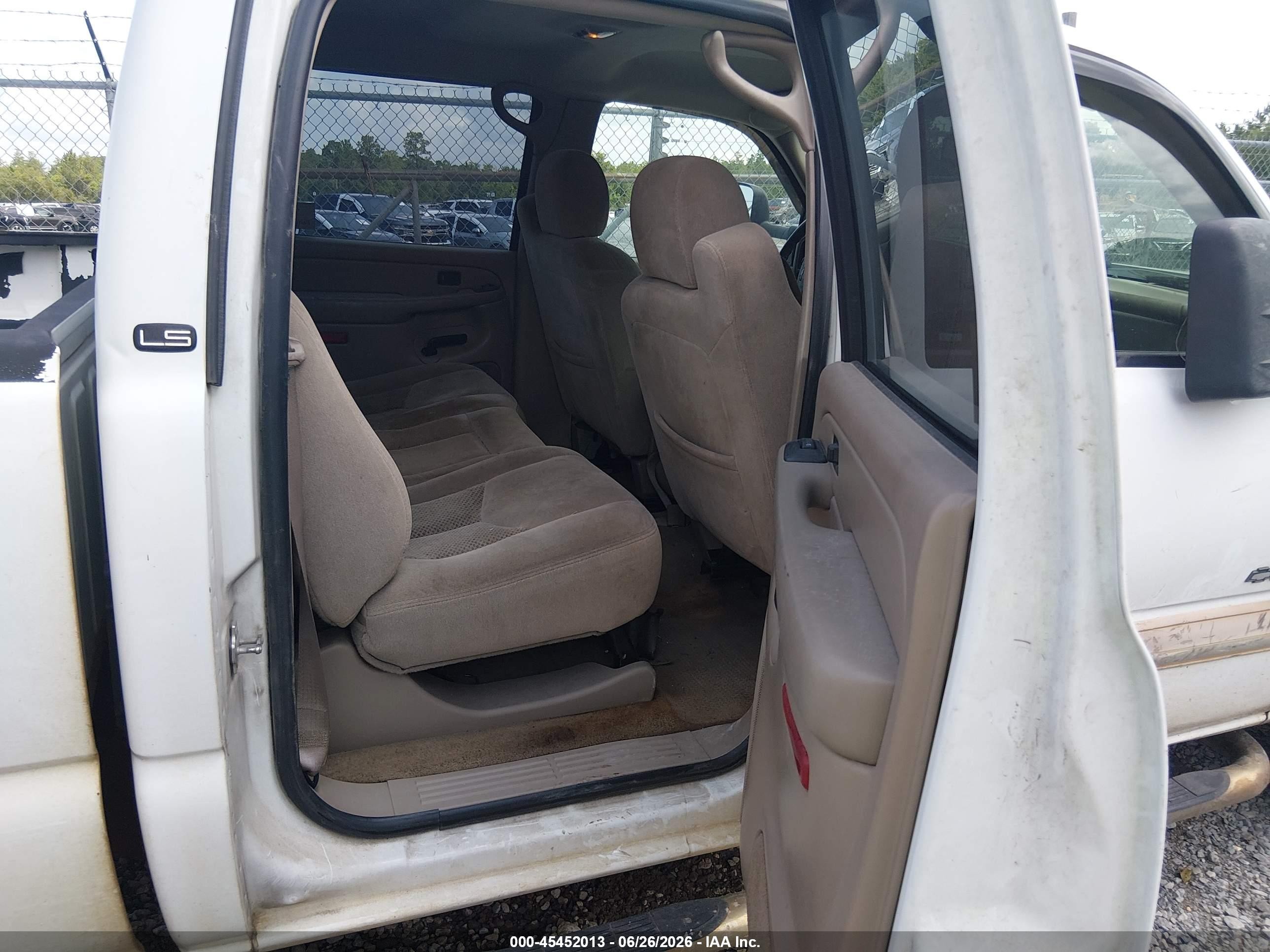2005 Chevrolet Silverado 2500hd Ls White vin: 1GCHC23225F884272