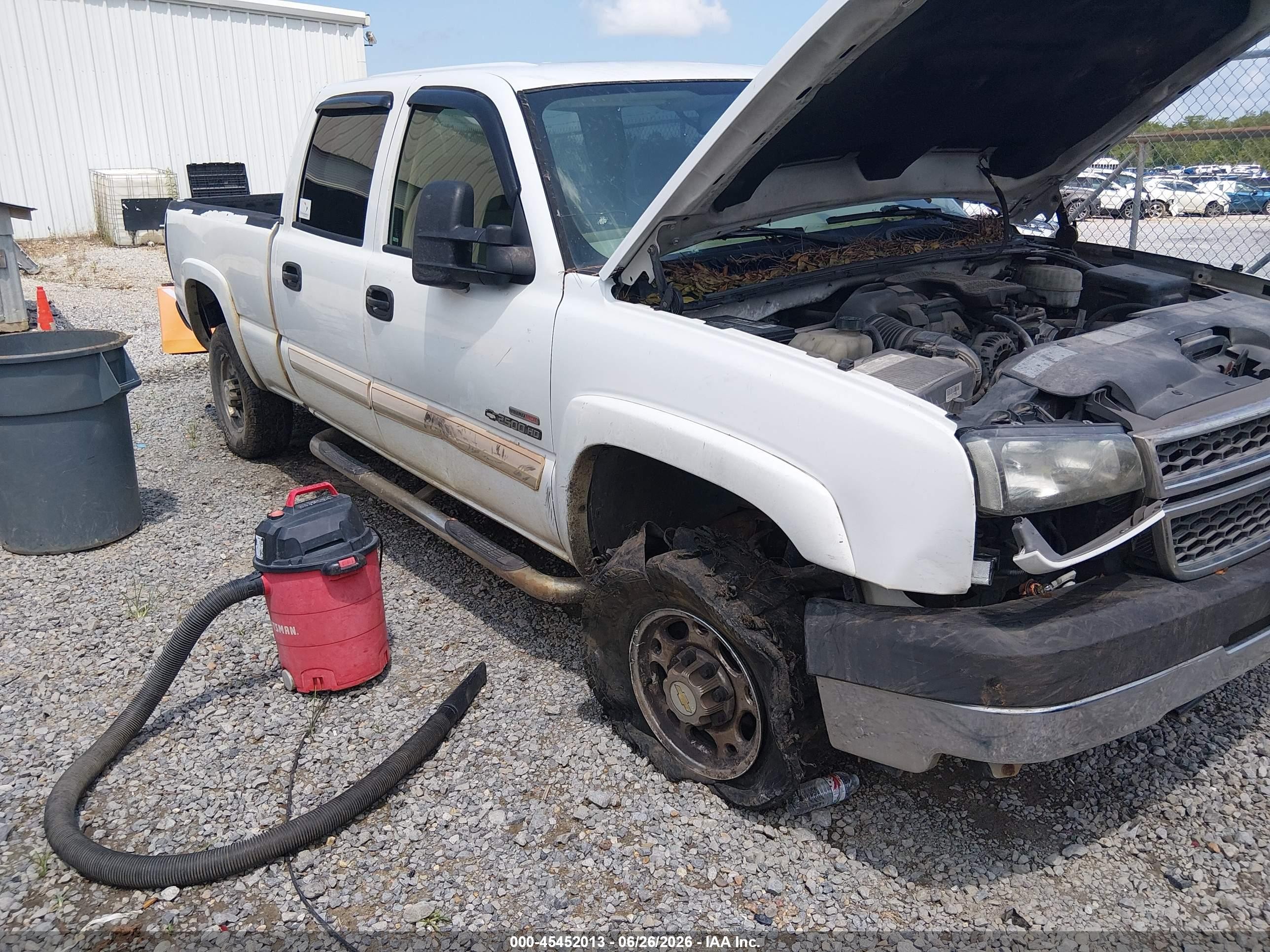 2005 Chevrolet Silverado 2500hd Ls White vin: 1GCHC23225F884272