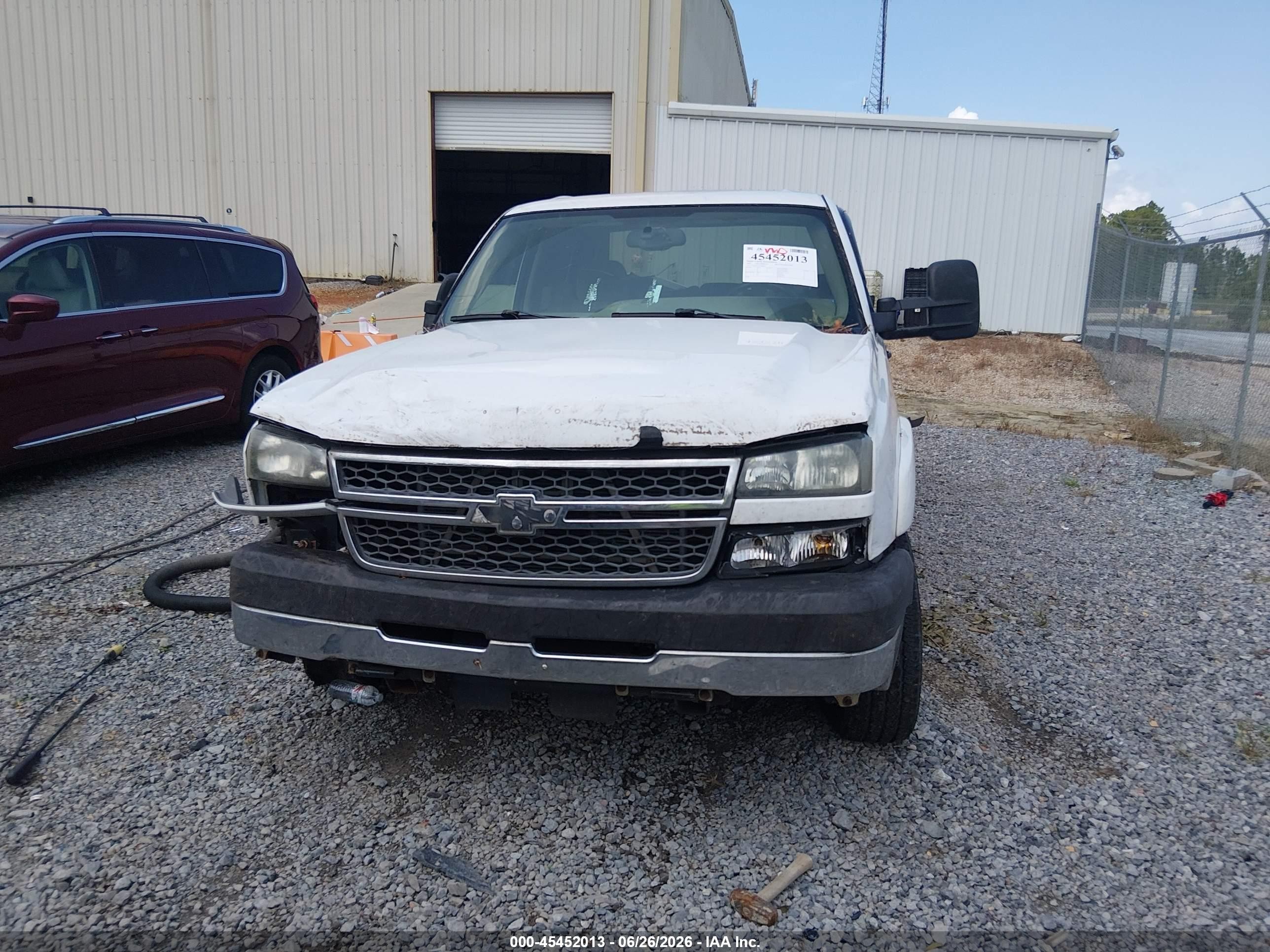 2005 Chevrolet Silverado 2500hd Ls White vin: 1GCHC23225F884272