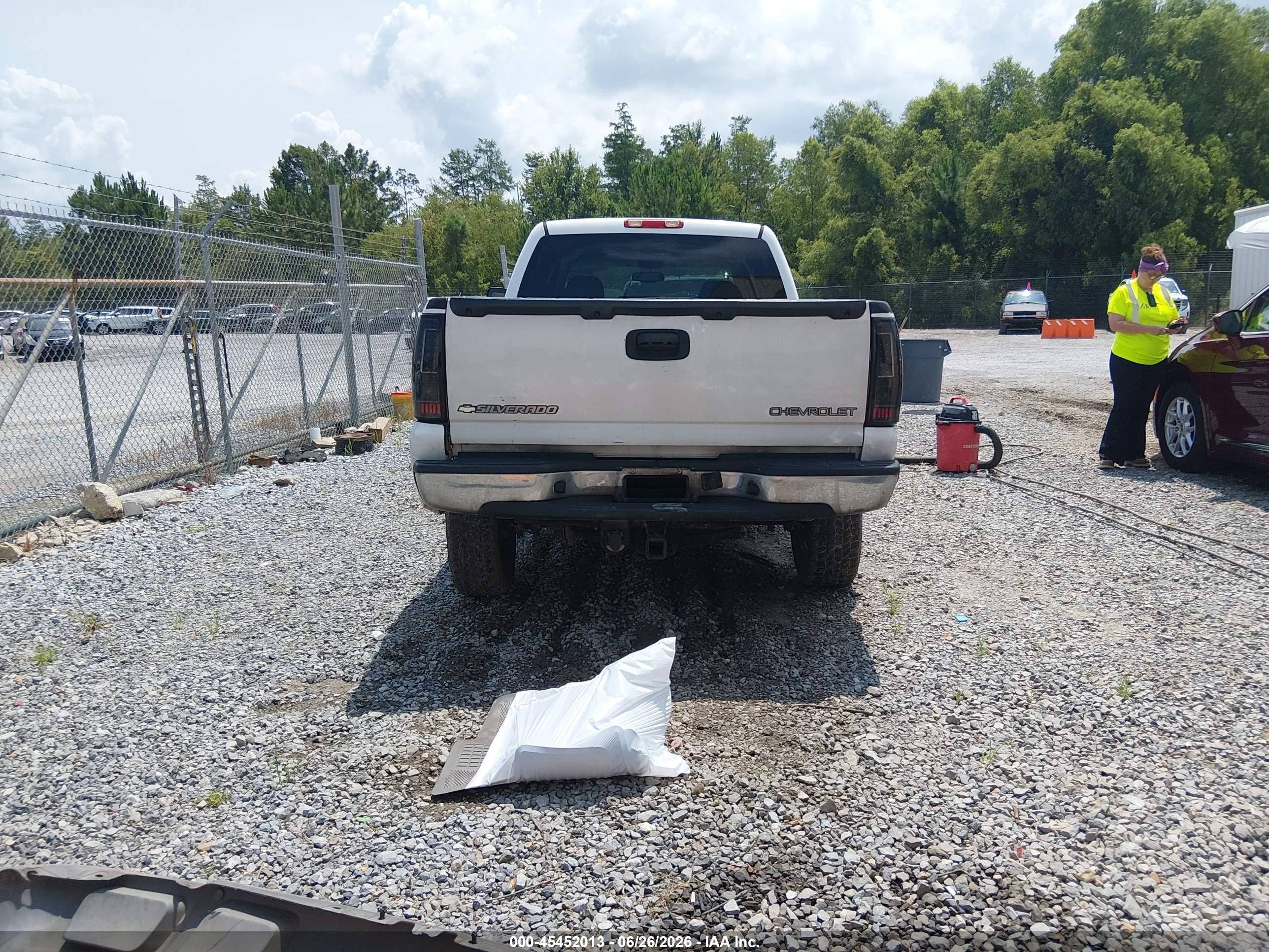 2005 Chevrolet Silverado 2500hd Ls White vin: 1GCHC23225F884272