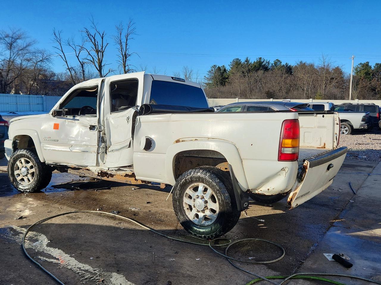 2004 Chevrolet Silverado C2500 Heavy Duty White vin: 1GCHC23294F200722