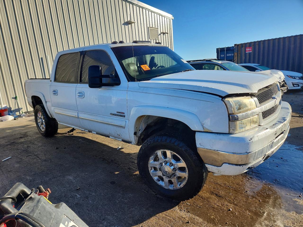 2004 Chevrolet Silverado C2500 Heavy Duty White vin: 1GCHC23294F200722