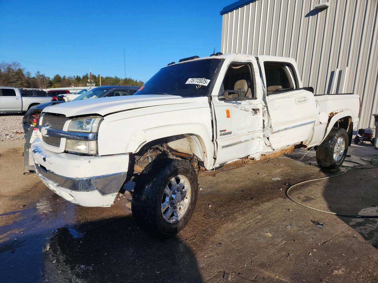 2004 Chevrolet Silverado C2500 Heavy Duty White vin: 1GCHC23294F200722