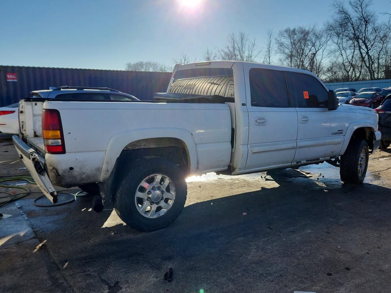 2004 Chevrolet Silverado C2500 Heavy Duty White vin: 1GCHC23294F200722