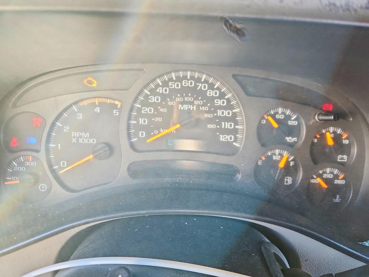 2004 Chevrolet Silverado C2500 Heavy Duty White vin: 1GCHC23294F200722