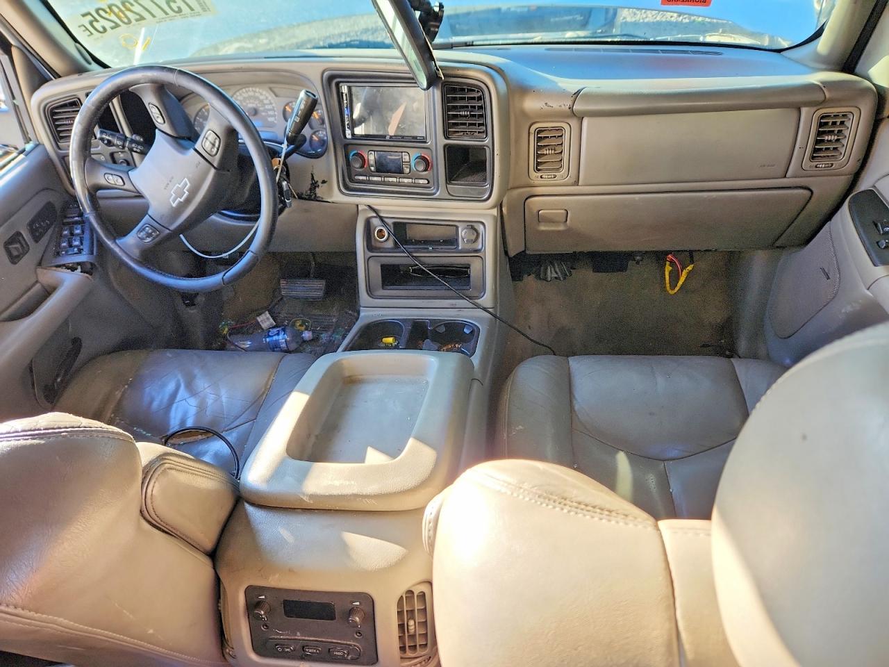 2004 Chevrolet Silverado C2500 Heavy Duty White vin: 1GCHC23294F200722