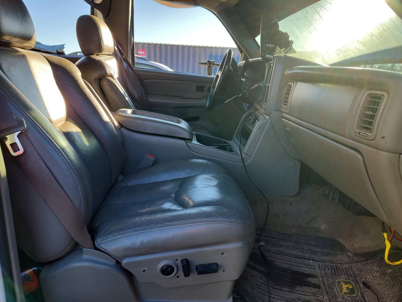 2004 Chevrolet Silverado C2500 Heavy Duty White vin: 1GCHC23294F200722