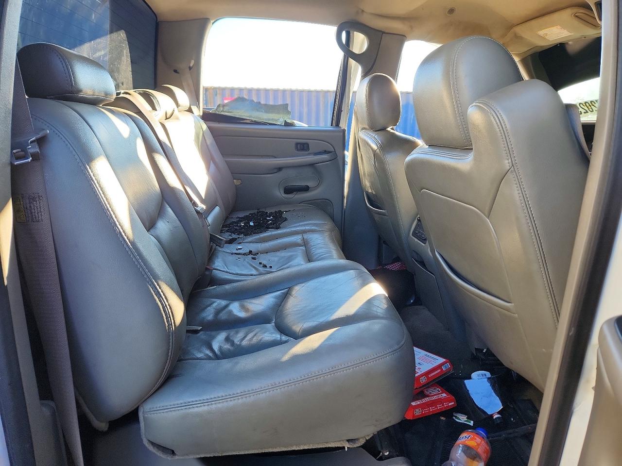 2004 Chevrolet Silverado C2500 Heavy Duty White vin: 1GCHC23294F200722