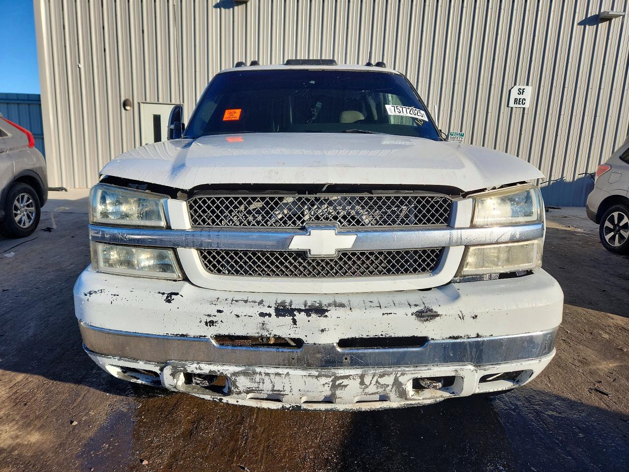 2004 Chevrolet Silverado C2500 Heavy Duty White vin: 1GCHC23294F200722