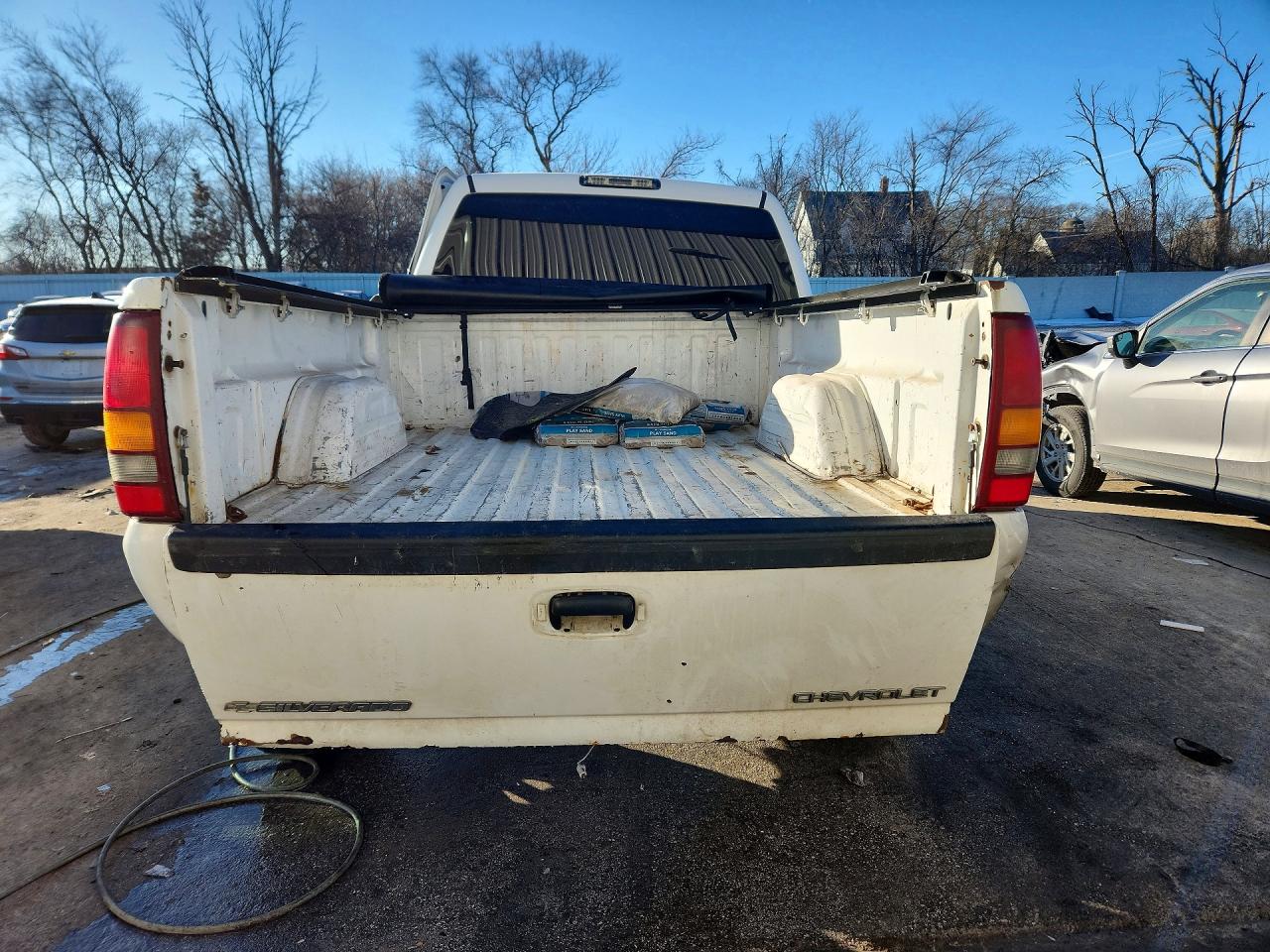 2004 Chevrolet Silverado C2500 Heavy Duty White vin: 1GCHC23294F200722