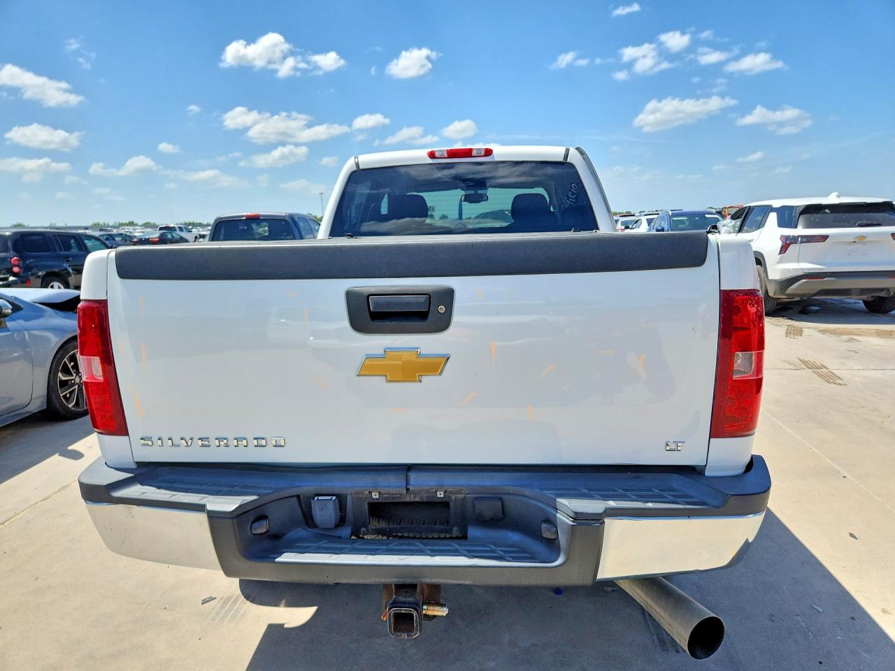 2008 Chevrolet Silverado C2500 Heavy Duty White vin: 1GCHC23608F130178