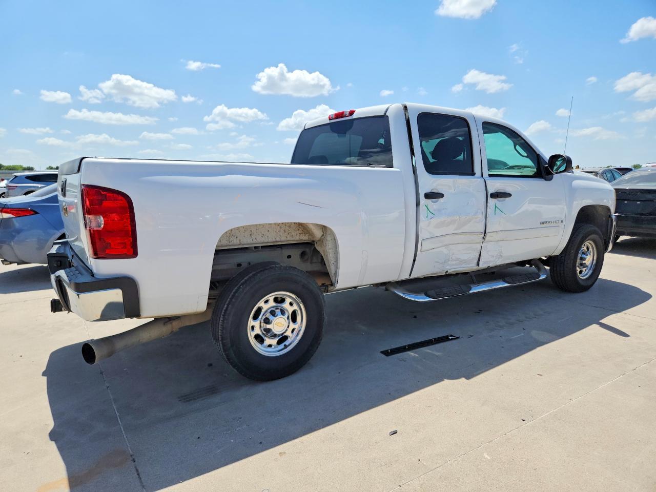 2008 Chevrolet Silverado C2500 Heavy Duty White vin: 1GCHC23608F130178