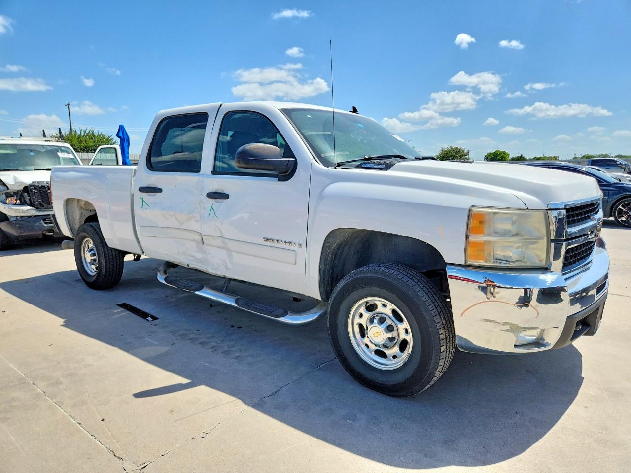 2008 Chevrolet Silverado C2500 Heavy Duty White vin: 1GCHC23608F130178