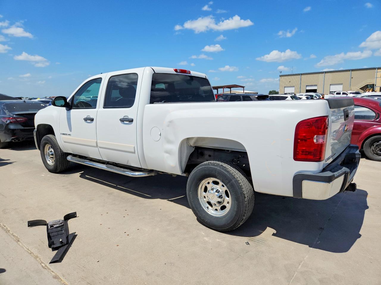 2008 Chevrolet Silverado C2500 Heavy Duty White vin: 1GCHC23608F130178