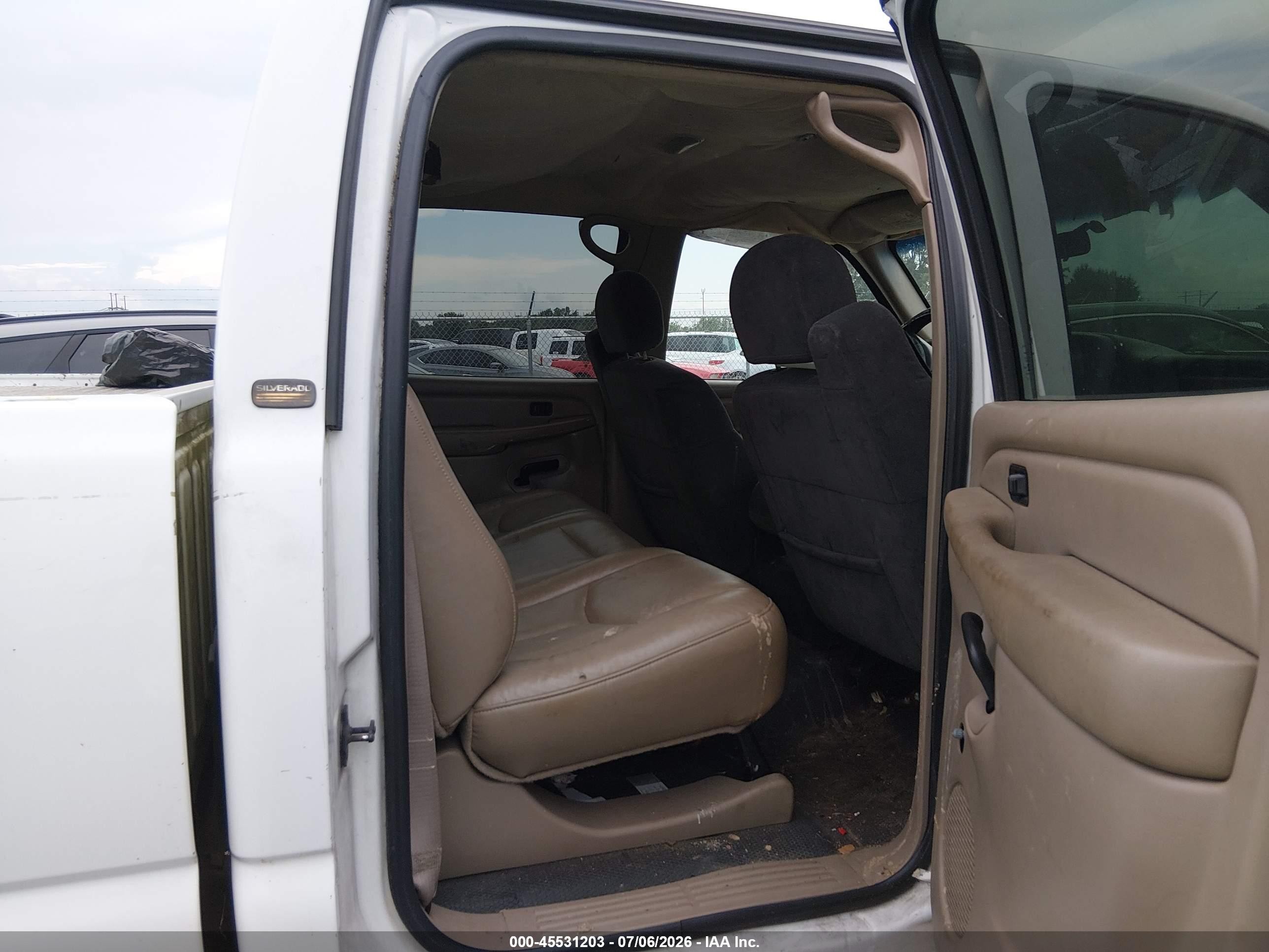 2003 Chevrolet Silverado 2500hd   White vin: 1GCHC23U03F233639