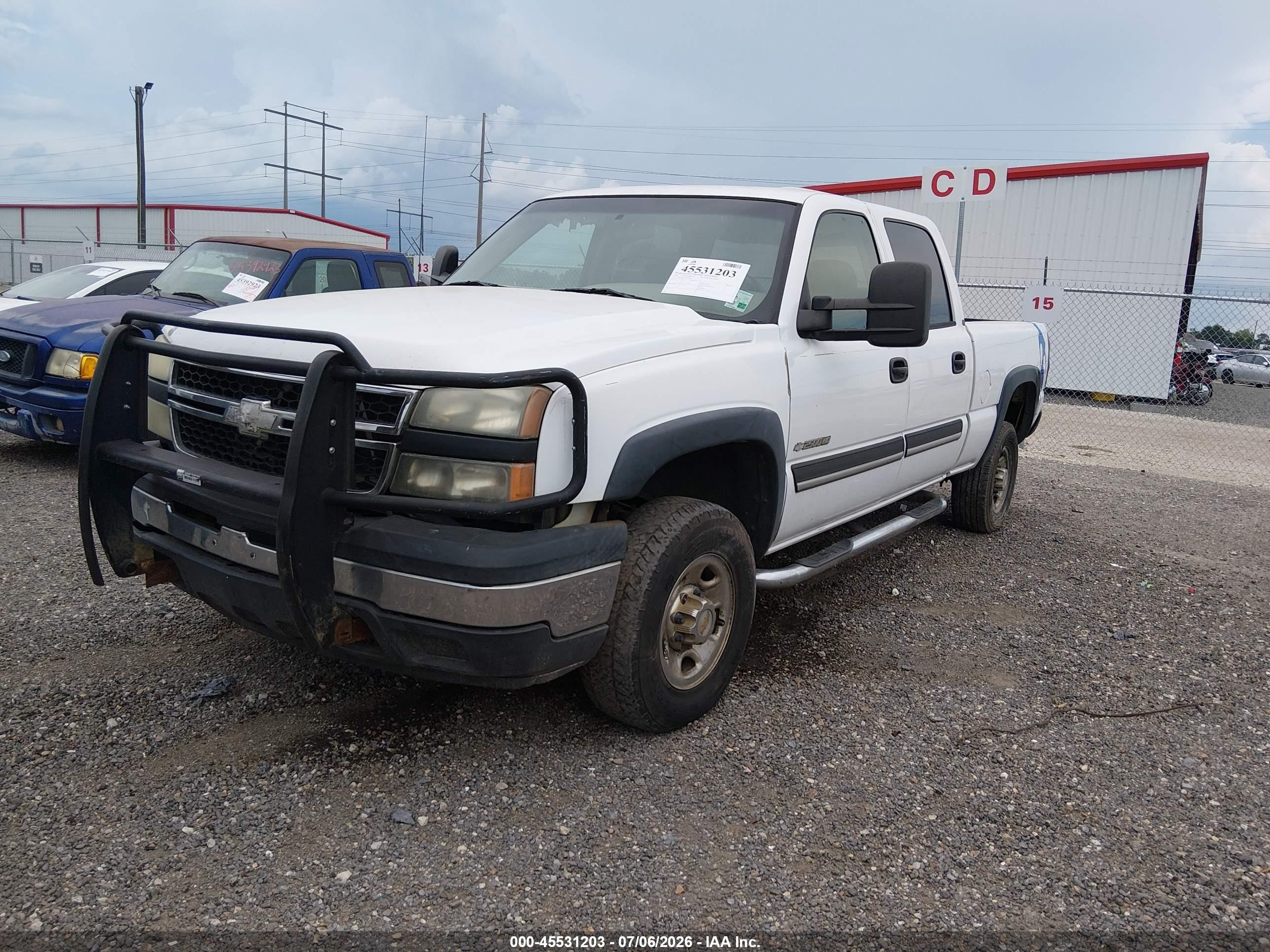 2003 Chevrolet Silverado 2500hd   White vin: 1GCHC23U03F233639