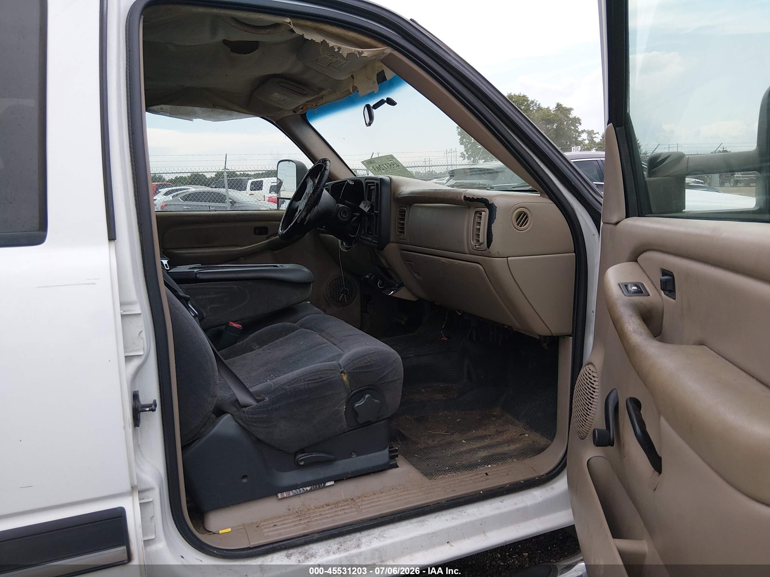 2003 Chevrolet Silverado 2500hd   White vin: 1GCHC23U03F233639